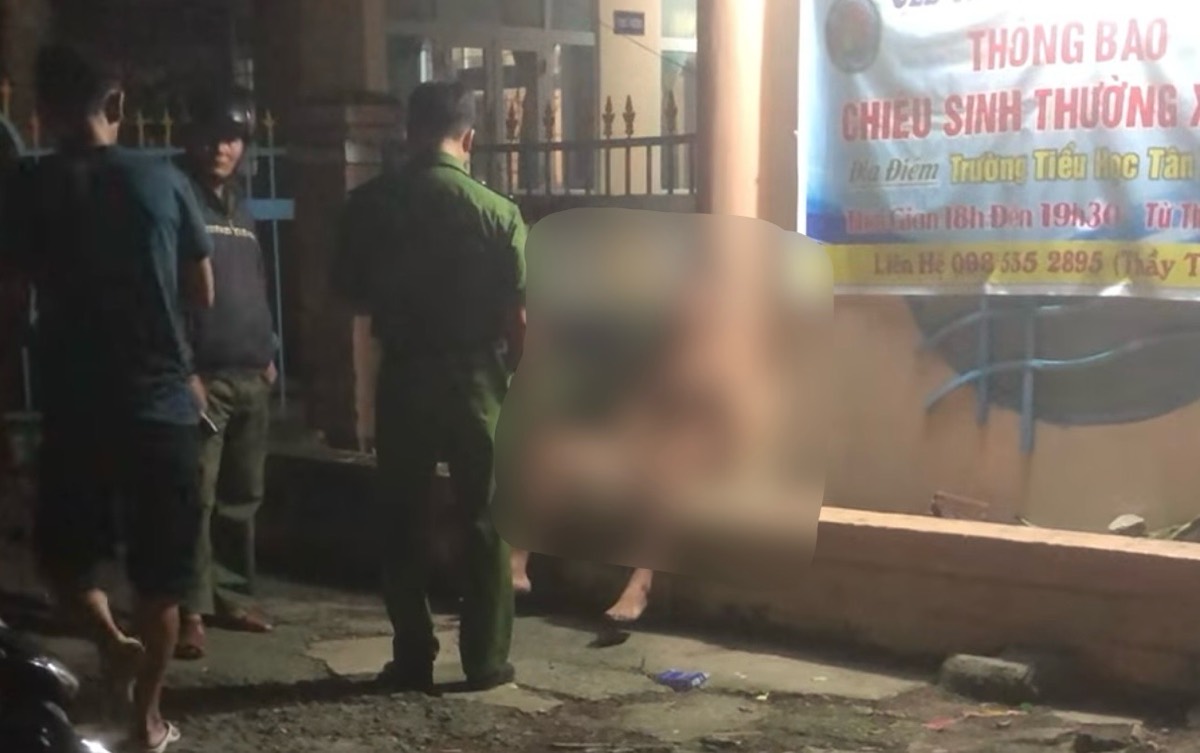 Cong an lam viec voi nguoi nhay cau sau khi phat hien da boi vao bo. Anh: NDCC