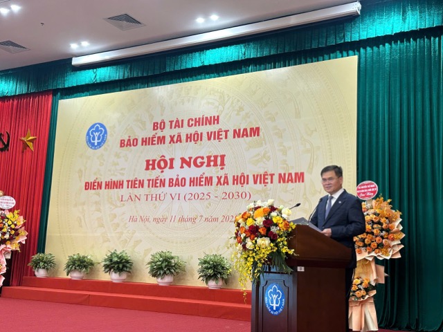 Thu truong Bo Tai chinh Bui Van Khang. Anh: BHXH Viet Nam cung cap