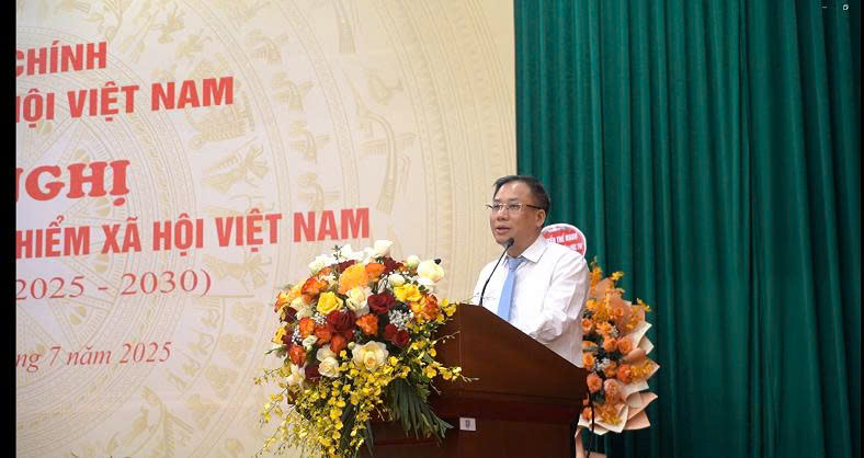 Le directeur de l'assurance sociale du Vietnam Le Hung Son s'exprimant lors de la conference a declare que le nombre de personnes participant a l'assurance maladie en 2025 represente 95 2 % de la population. Photo : fournie par l'assurance sociale du Vietnam