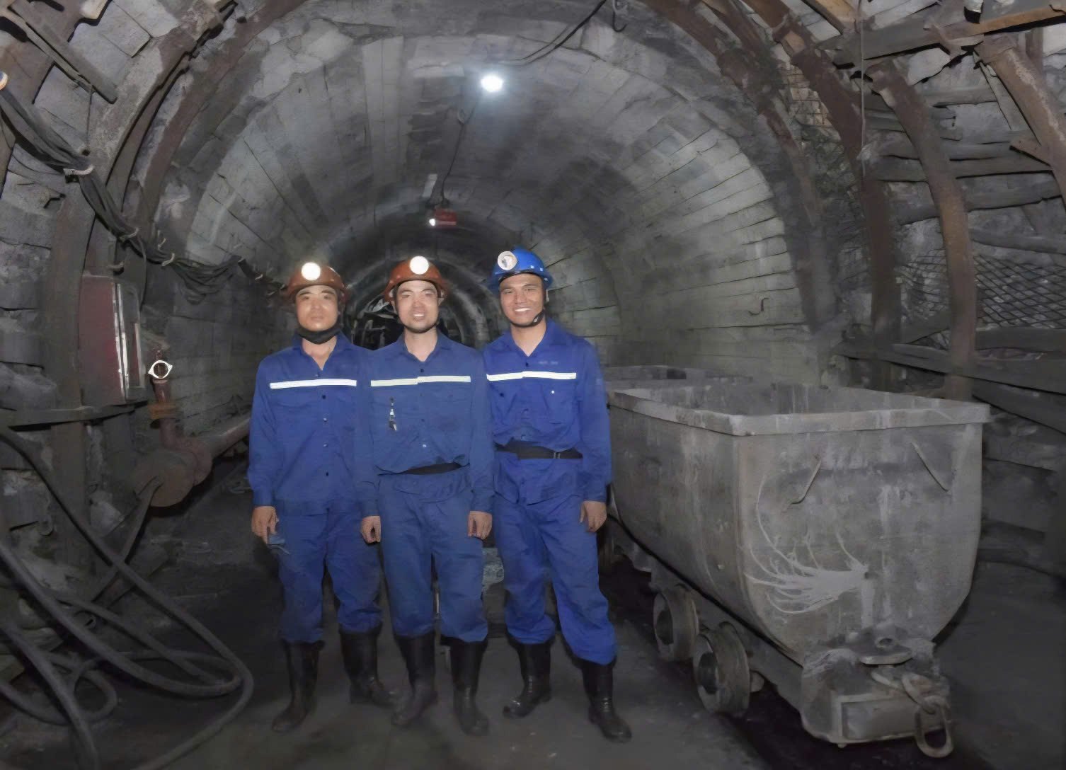 危険な職業に従事する労働者は、国家職業技能証明書を取得することが義務付けられています。写真:Nguyen Hung