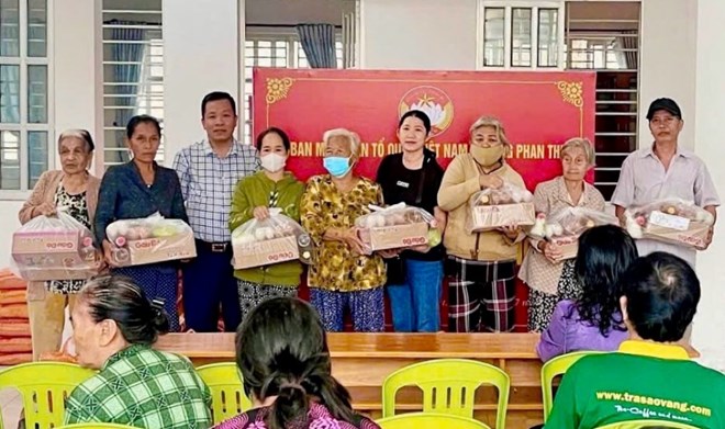 Hơn 100 phần quà được trao đến tay hộ nghèo phường Phan Thiết ở Lâm Đồng