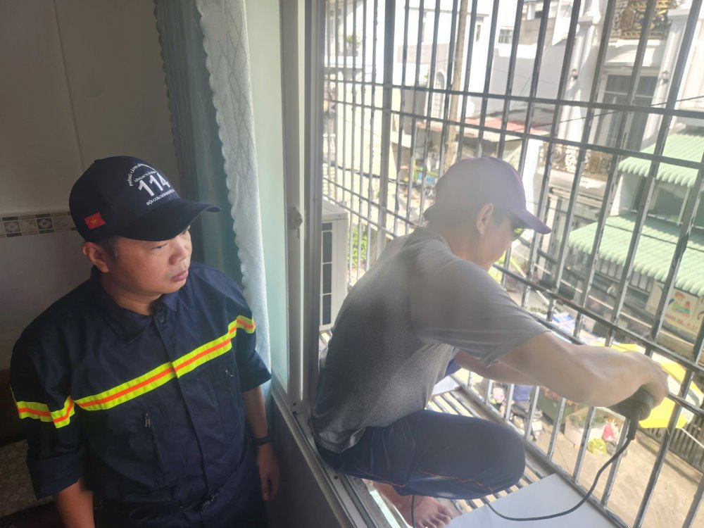  Trong sang cung ngay, tai cu xa Thanh Da (phuong Binh Quoi, TPHCM), luc luong chuc nang cung tien hanh thao do “chuong cop” tai nha mot so cu dan. Anh: Anh Tu
