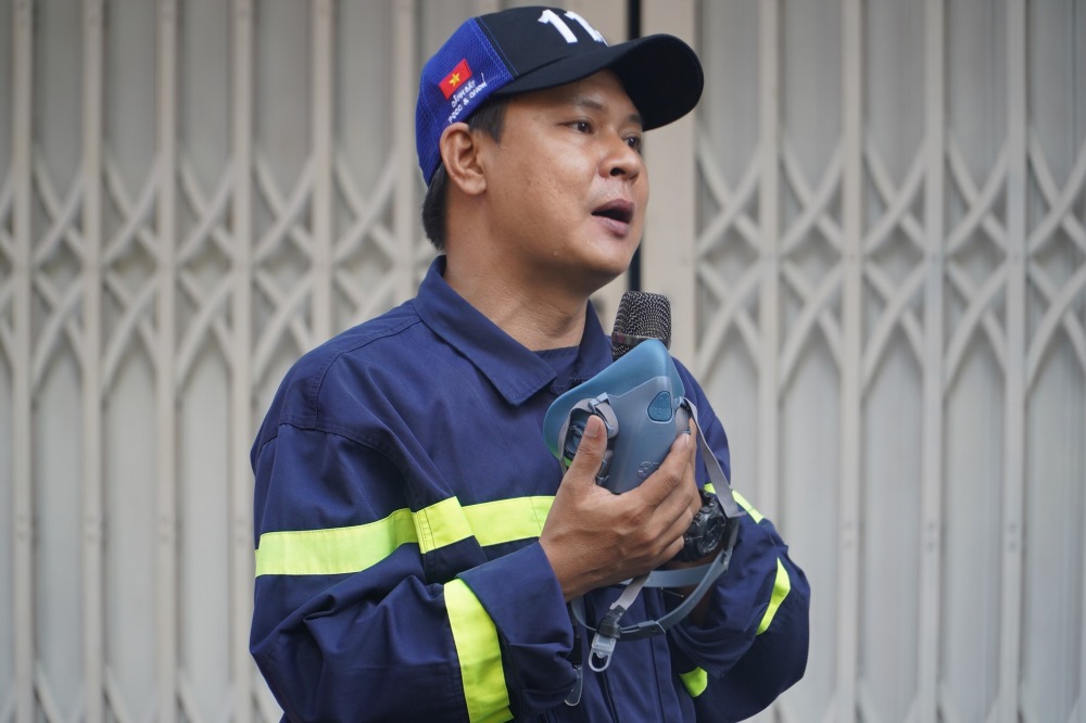   Nguoi dan khu chung cu 518 Vo Van Kiet tham gia buoi van dong thao do long sat “chuong cop” va mo loi thoat nan thu hai. Anh: Anh Tu