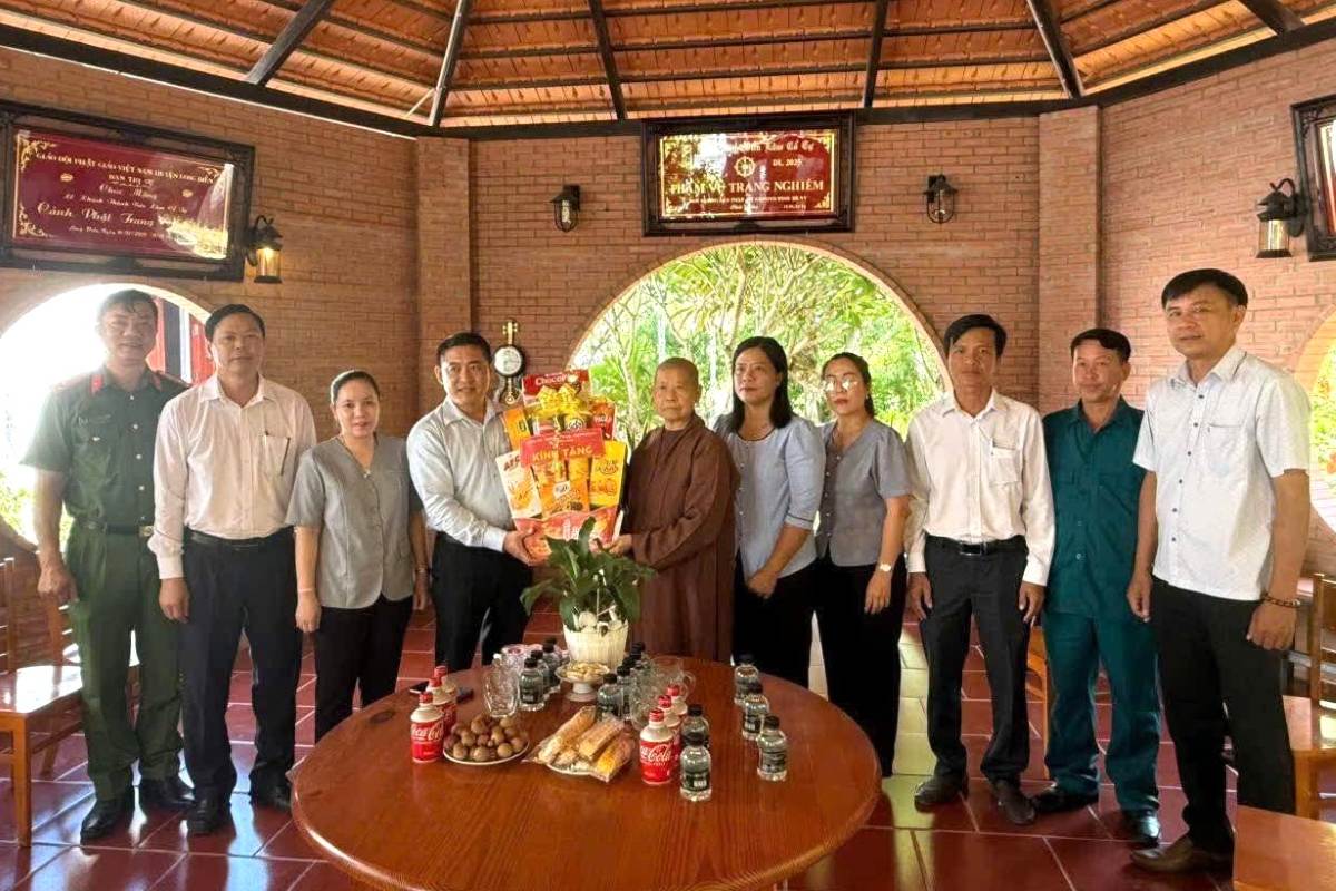 Sr. Huynh Hijo Tuan - Secretario del Comite del Partido de la Comuna de Long Hai (cuarto desde la izquierda) - Representante de la delegacion que da obsequios a una instalacion religiosa en el area. Foto: Nguyen Tuyen