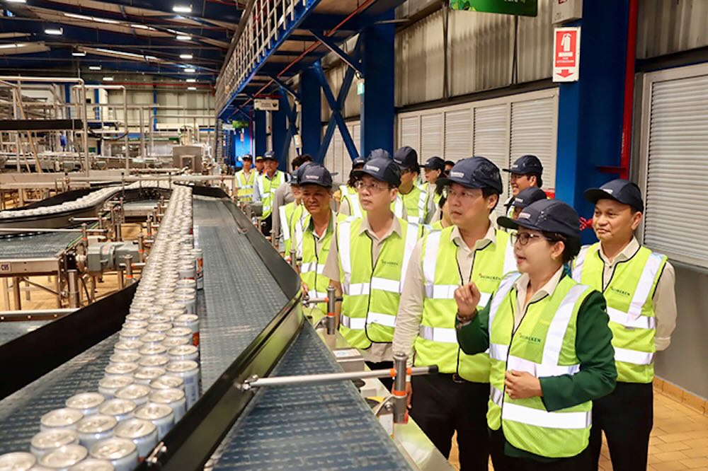 Doan khao sat tai Cong ty Trach nhiem huu han Nha may Bia Heineken Viet Nam - Tien Giang. Anh: Cong thong tin dien tu Dong Thap.