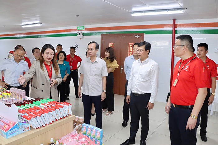 Dai dien Cong ty Trach nhiem huu han Want Want Viet Nam gioi thieu san pham voi Doan. Anh: Cong thong tin dien tu Dong Thap.