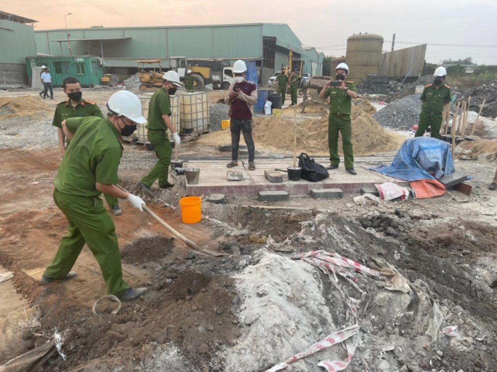 The police force collects samples in the premises of the waste treatment area of an environmental enterprise. Photo: VGP