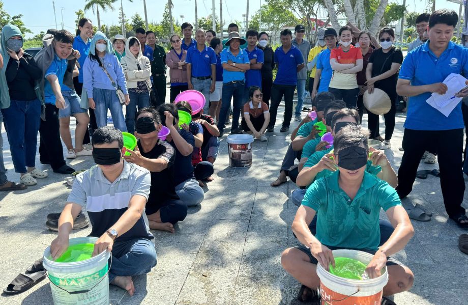 Các đoàn viên hào hứng tham gia hội thao chào mừng Đại hội Đảng bộ Phường Phú Lợi và 96 năm Ngày thành lập Công đoàn Việt Nam. Ảnh: Âu Quân