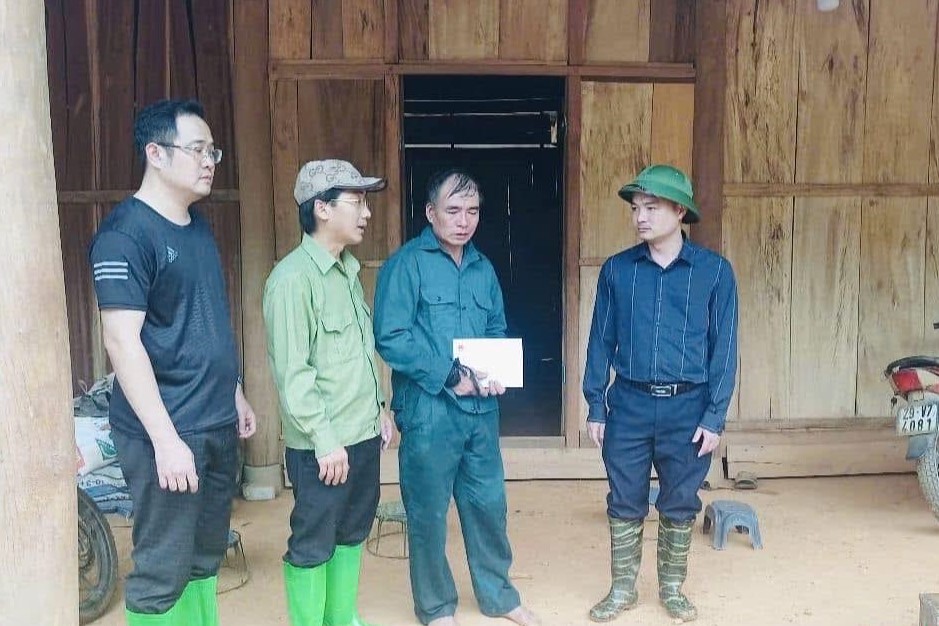 Lanh dao xa Phieng Cam, tinh Son La tham hoi dong vien gia dinh co nguoi mat. Anh Truong Son