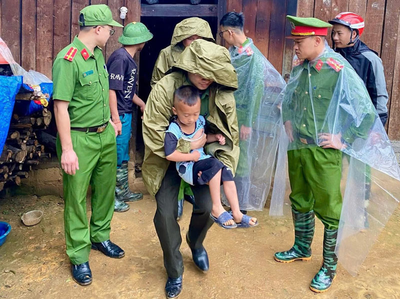 사파 경찰은 주민들이 안전한 곳으로 이동하는 것을 돕습니다. 사진: 라오까이 경찰