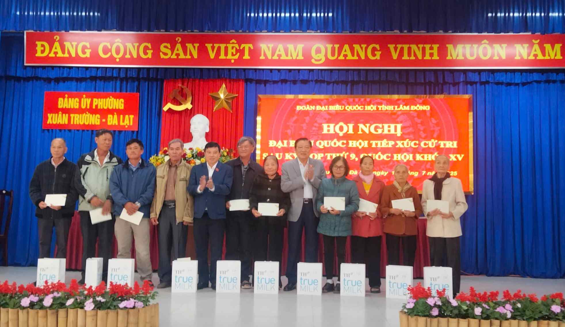 Ong Phan Dinh Trac cung Doan dai bieu Quoc hoi tinh Lam Dong da tang qua cho 20 gia dinh chinh sach, nguoi co cong voi cach mang thuoc phuong Xuan Truong – Da Lat. Anh: Nguyet Thu