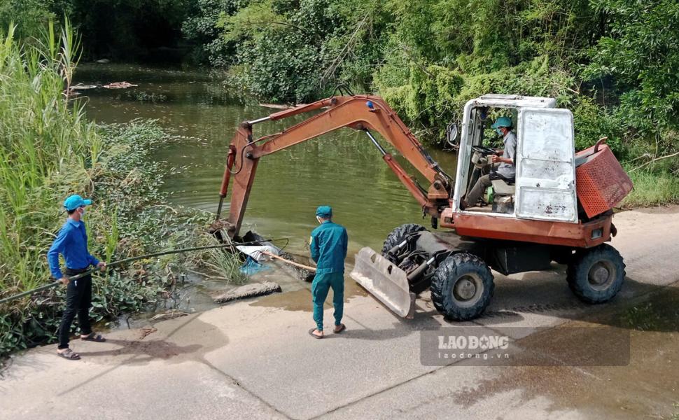 Binh Hiep 코뮌 인민위원회(Gia Lai)는 지역에서 죽은 돼지 사체를 처리하기 위해 인력을 파견했습니다. 사진: Hoai Phuong