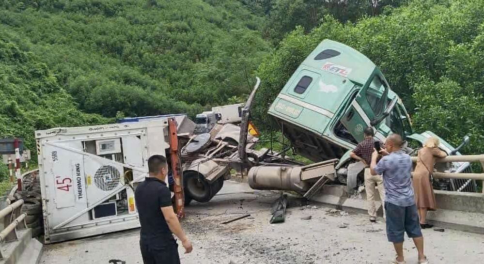 컨테이너 트럭이 전복되어 국도 12A의 다리를 가로막았습니다. 사진: Xuan Phuong