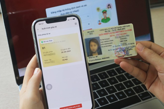 La provincia de Khanh Hoa ha dado instrucciones de participar en el trafico mientras espera con la concesion y cambiando las licencias de conducir. Foto: Khanh an