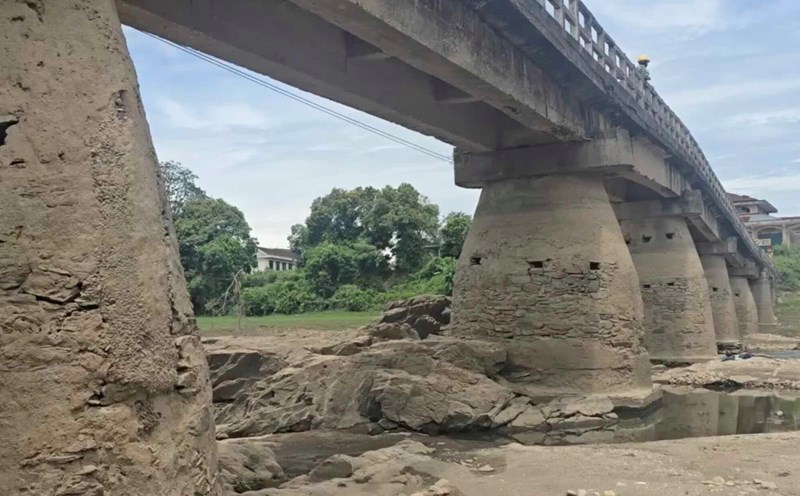 Quang Tri province will propose to repair or rebuild the degraded Cho bridge.