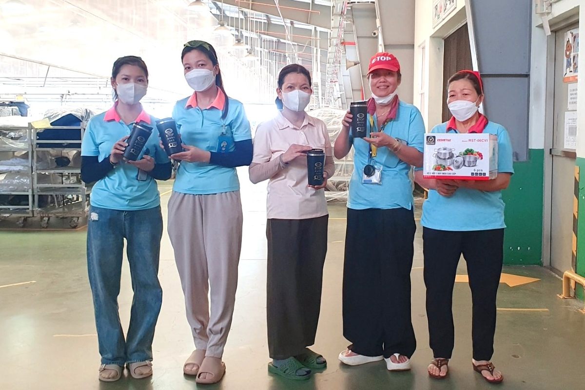 환경 보호다 콘테스트에서 상을 받는 데 열정적인 조합원과 노동자”. 사진: ETOPVN