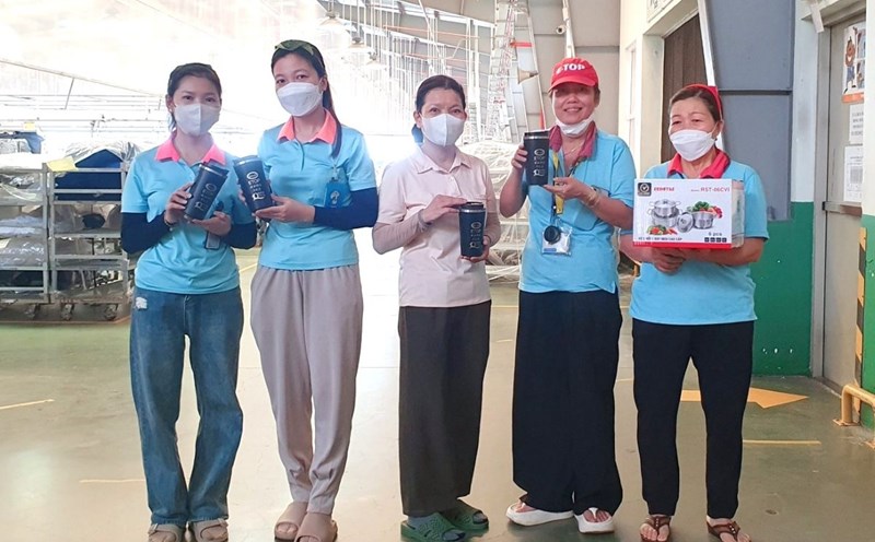 Union members and workers were excited to receive awards from the "Environmental Protection" contest. Photo: ETOPVN