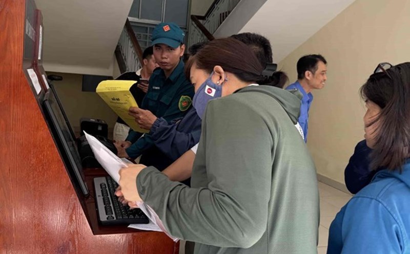 Khanh Hoa residents line up to handle administrative procedures at the one-stop department. Photo: Huu Long