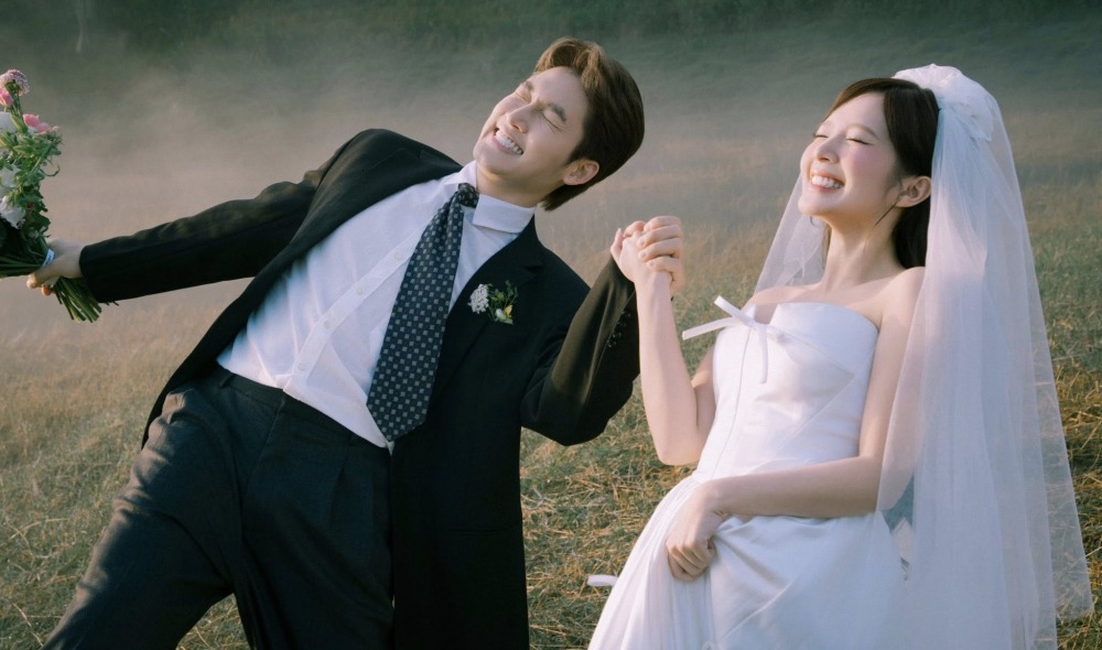 俳優のディン・トゥは、俳優のngoc huyenと結婚式の写真を投稿しました。写真：提供されたキャラクター