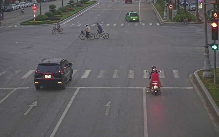 Los autos cruzaron la luz roja en la calle colgada Vuong, Bac Giang Ward tenia frio. Foto: Policia de Bac Ninh