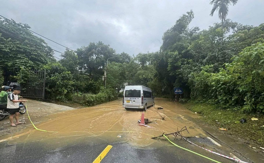 Nhieu doan tren Quoc lo 4D huong di Sa Pa bi ngap sau. Anh: Nguoi dan cung cap