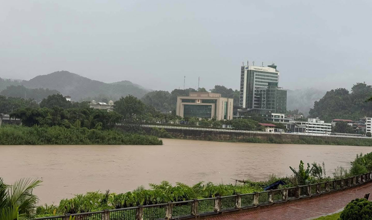 Le niveau de l'eau du fleuve Rouge traversant la province de Lao Cai monte. Photo : Fournie par les habitants