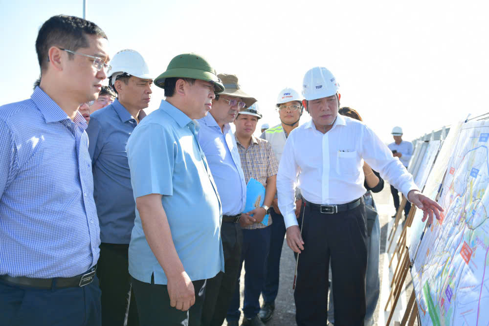 Le ministre de la Construction Tran Hong Minh a directement inspecte et inspecte le projet de route peripherique 3 Ho Chi Minh-Ville tronçon traversant la province de Tay Ninh. Photo : Duy Minh