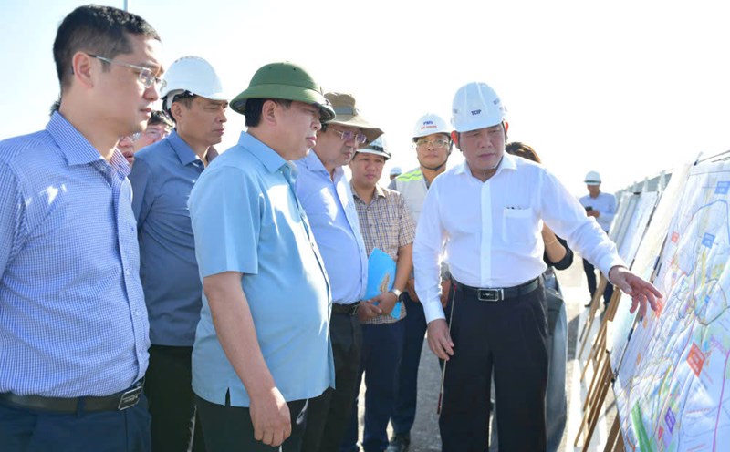 Minister of Construction Tran Hong Minh directly surveyed and inspected the Ho Chi Minh City Ring Road 3 project, the section passing through Tay Ninh province. Photo: Duy Minh