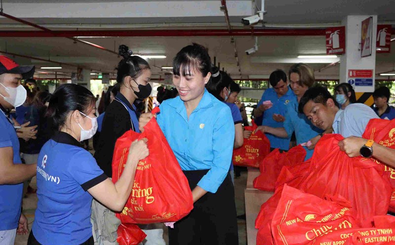 The Trade Union of New Apparel Far Eastern Vietnam Co., Ltd. will present gifts to union members on the occasion of the anniversary of the founding of the Vietnam Trade Union. Photo: Provided by the Trade Union