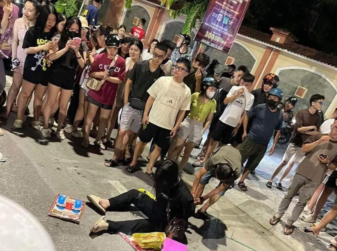 Les habitants maîtrisent la jeune fille qui a commis des actes de vandalisme. Photo : Ngoc Anh