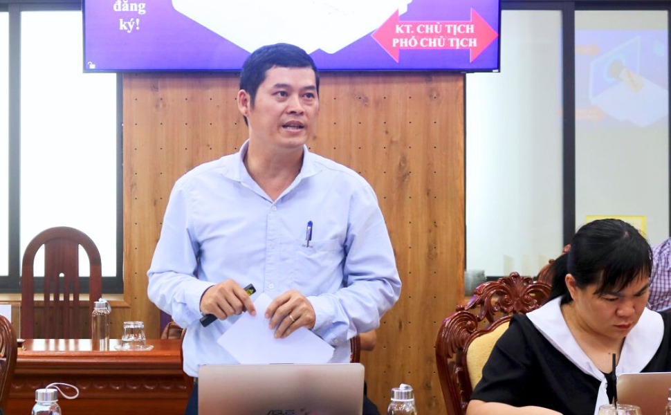 Le rapporteur du Departement de la Justice guide professionnellement le traitement des dossiers et des procedures administratives pour le groupe de services publics interconnectes naissance - deces. Photo : Cong thong tin Gia Lai