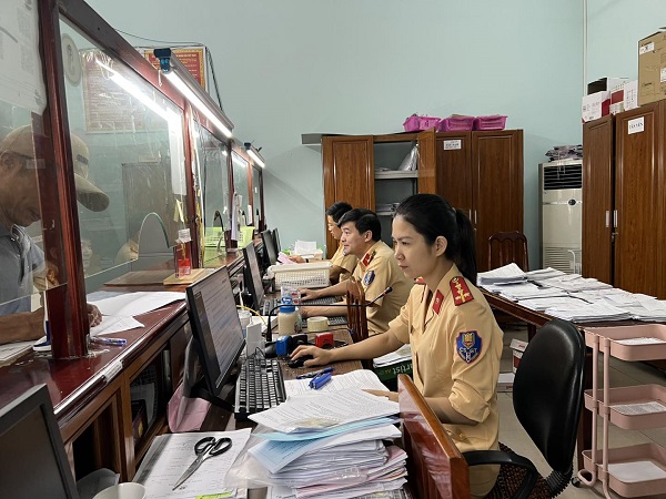 La policia señalo que las personas cumplen con las leyes de transito para evitar sanciones en frio. Foto: Policia de Bac Ninh