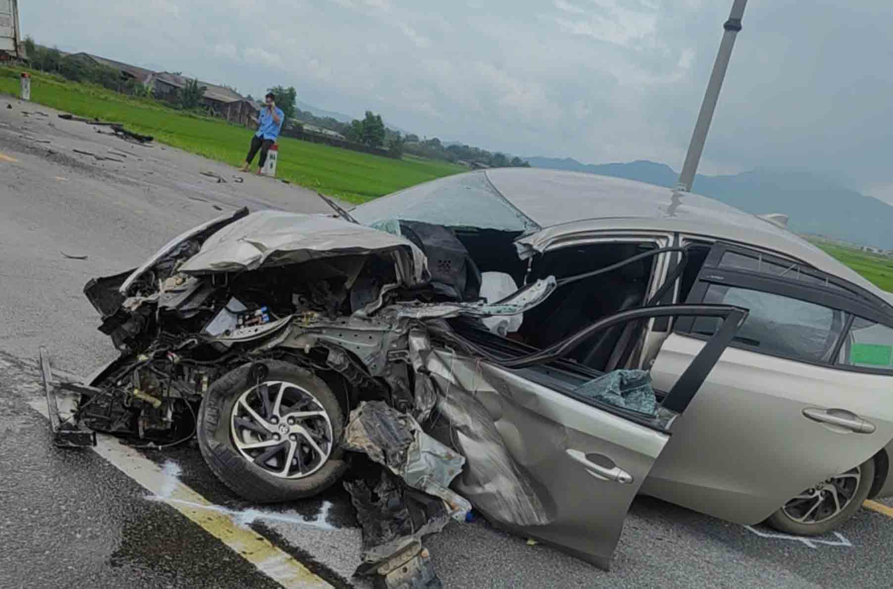 Un vehicule enfant gravement endommage apres une collision avec un camion. Photo : Duc Tuan.