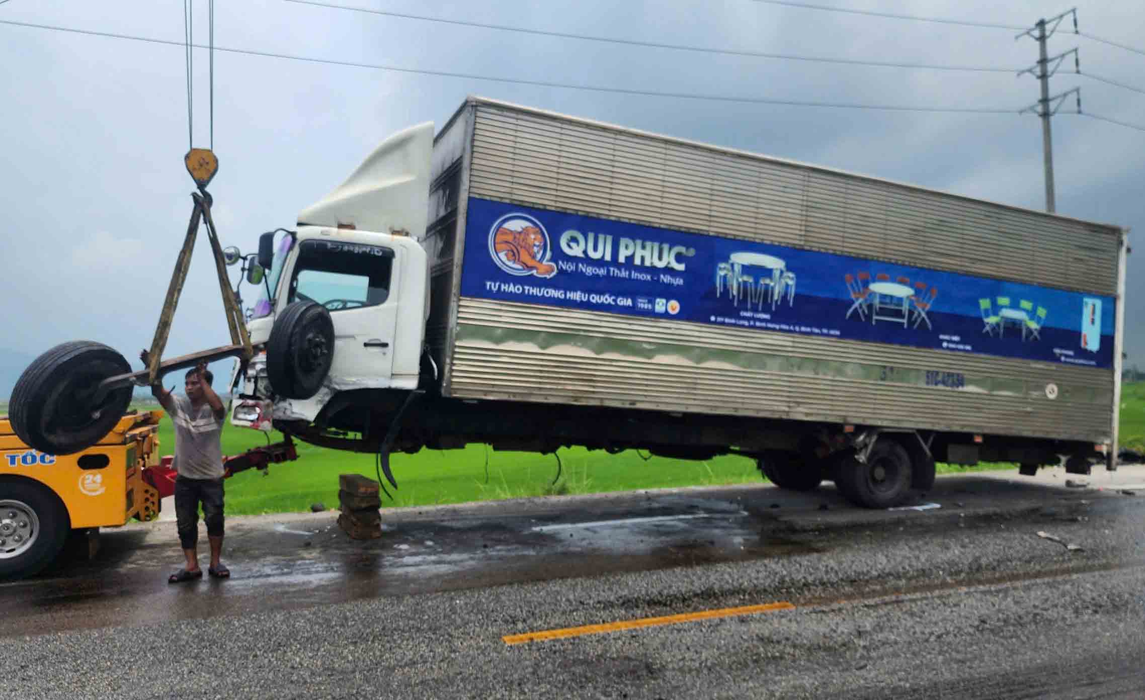 Xe tai roi 2 banh truoc sau tai nan. Anh: Duc Tuan.