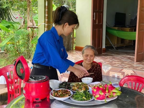 Bữa cơm yêu thương tri ân gia đình chính sách xã Bình Minh Bữa cơm yêu thương tri ân gia đình chính sách xã Bình Minh