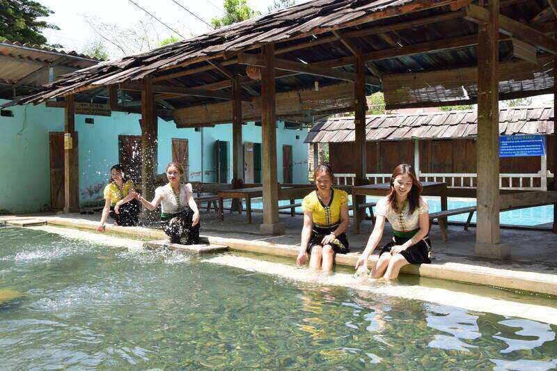 La source chaude du village de Luot commune de Ngoc Chien province de Son La est l'un des lieux qui attirent les touristes a vivre des experiences. Photo : Truong Son