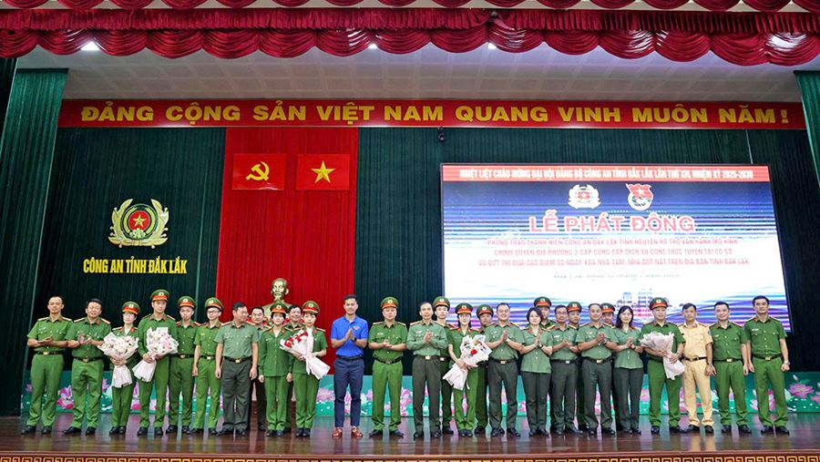 Dak Lak성 공안의 2단계 지방 정부 모델 운영 지원 자원 봉사팀 출범. 사진: Bao Trung