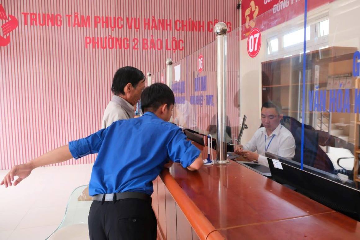 Doan vien thanh nien huong dan nguoi dan thuc hien cac thu tuc hanh chinh. Anh: Lam Hong