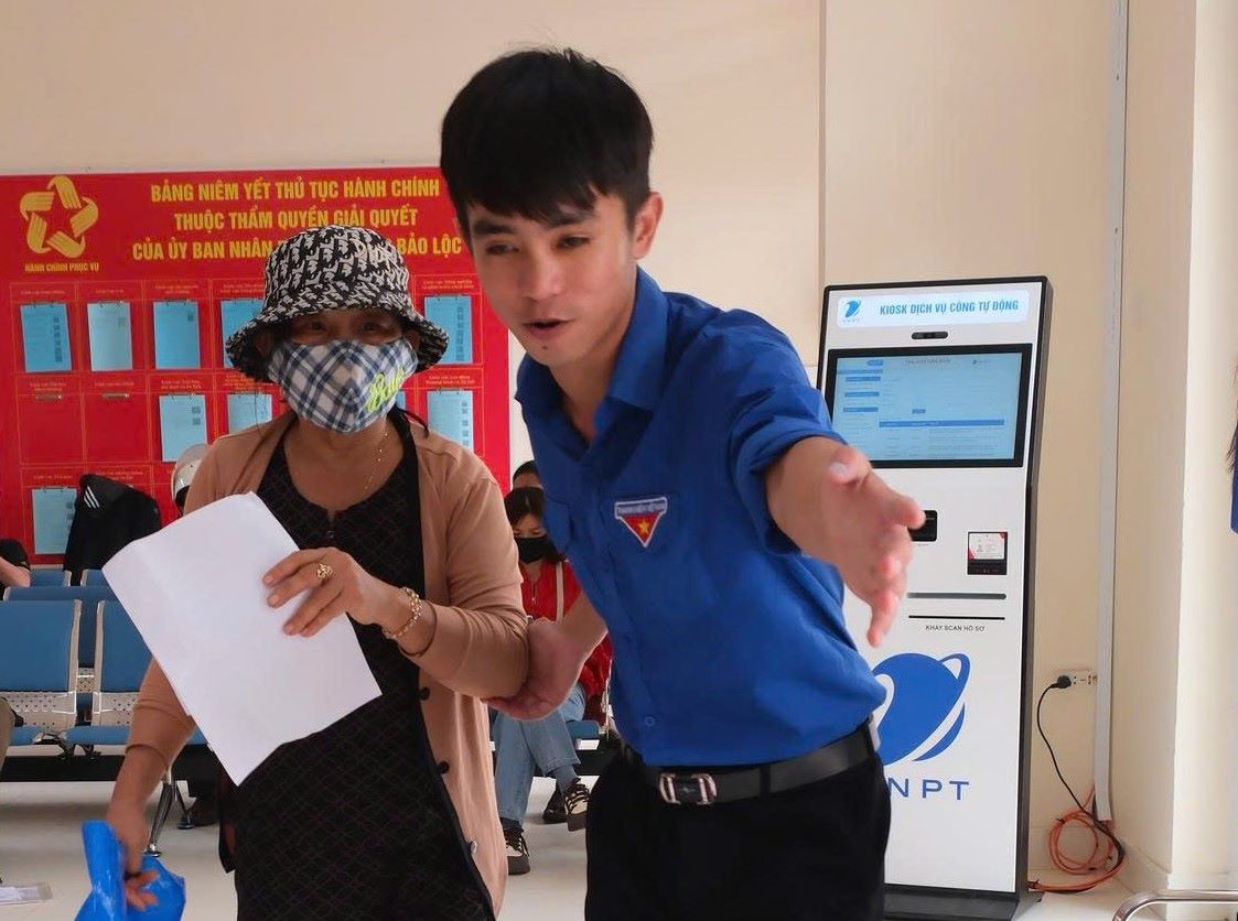 Los miembros de la Union Juvenil se dedican a guiar a las personas cuando llegan a los procedimientos administrativos en la provincia de Lam Dong. Foto: Lam Hong