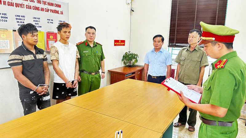Đối tượng Lò Láo Tả (áo đen) và Lý Quý Phấu (áo trắng) tại cơ quan CSĐT Công an tỉnh Lào Cai. Ảnh: Quỳnh Trang
