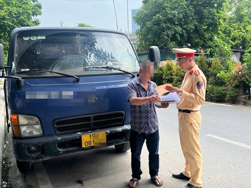 La policia de transito trabaja y castiga al conductor que sube a traves de la franja mediana entre la carretera. Foto: Cahn
