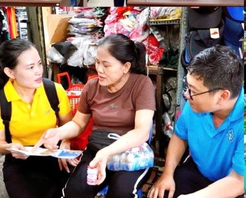 El personal de seguro social en el area de XXVII y la oficina de correos de la ciudad de Ho Chi Minh asesoran y apoyan a las personas para participar en un seguro social voluntario, seguro medico para el hogar. Foto: Duc Long