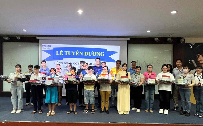 Commending 178 children of excellent workers. Photo: Hwaseung Vina Grassroots Trade Union
