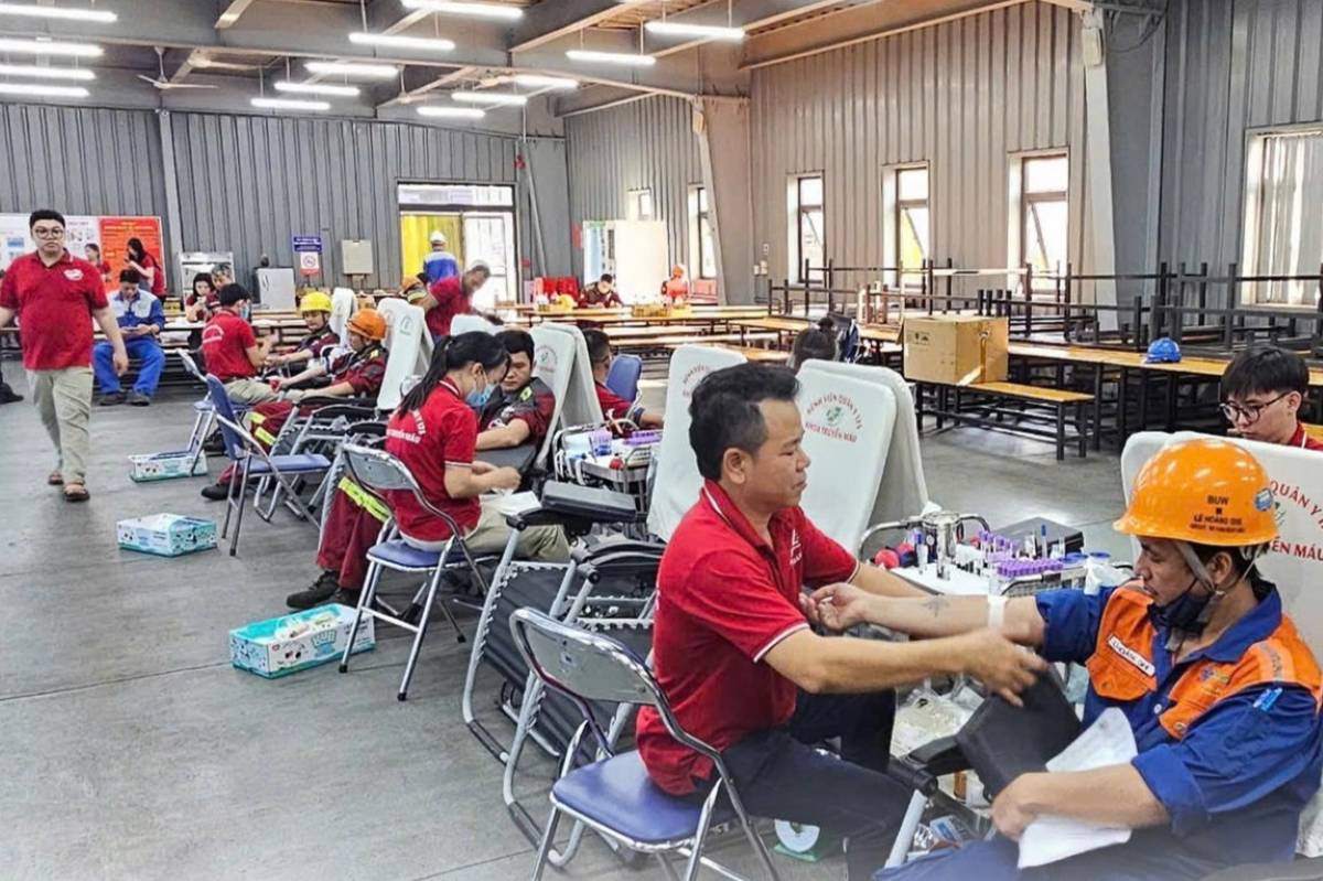 철강 회사 노동자들이 기업에서 헌혈 행사에 참여하고 있습니다. 사진: QH Plus