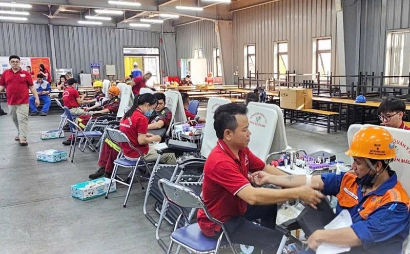 Steel company workers participate in the blood donation festival at the enterprise. Photo: QH Plus