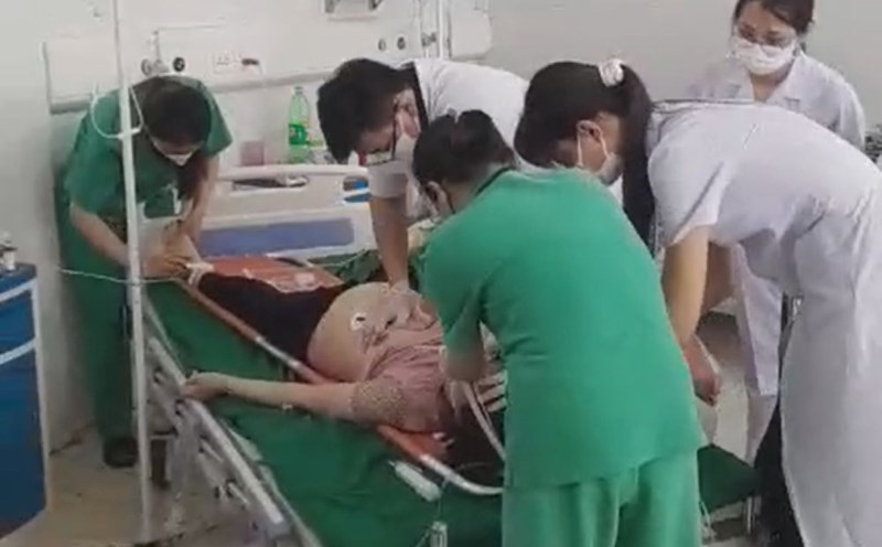 Time of emergency care for patients at Medic Hai Tien General Hospital. Photo: Cut from a clip of a family reflecting the patient's death