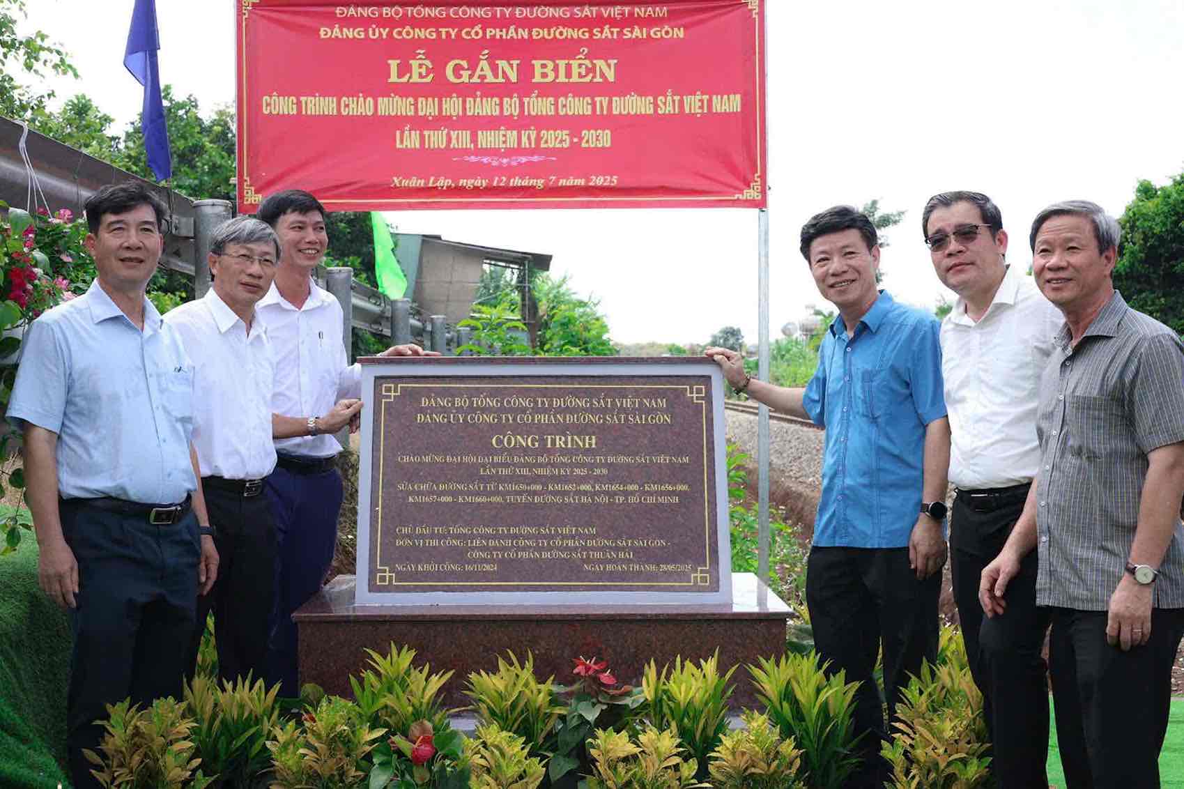 The Party Committee of Saigon Railway Joint Stock Company attached a signboard for the Hanoi - Ho Chi Minh City railway repair project. Photo: HAC