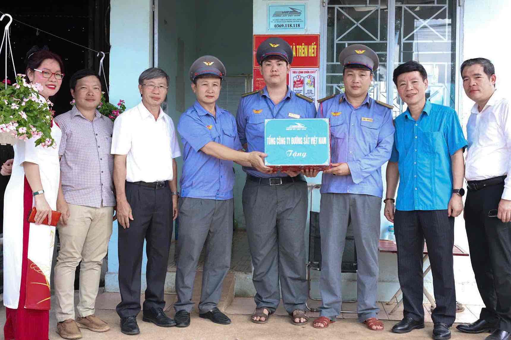 Lanh dao Tong Cong ty Duong sat Viet Nam tham hoi, tang qua dong vien nguoi lao dong. Anh: HAC