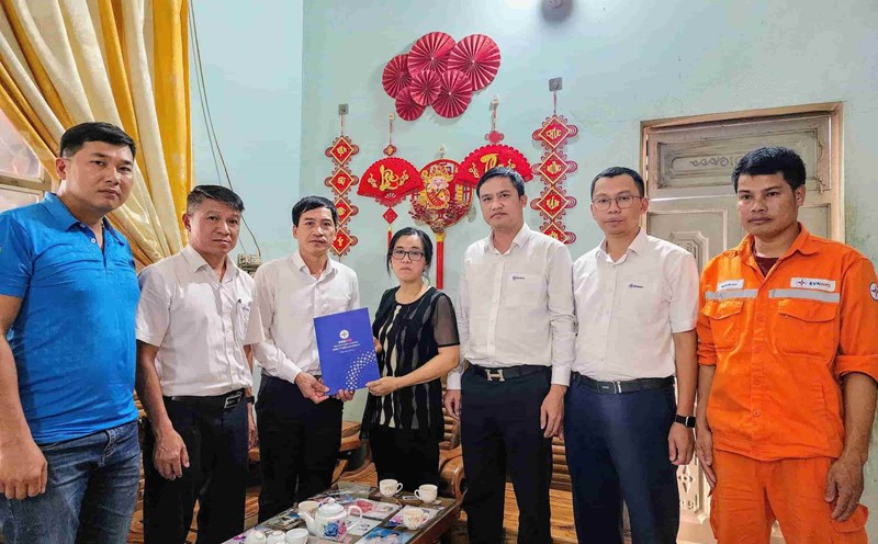 Son La Trade Union uses resources saved from streamlining the apparatus to take care of union members and employees. Photo: Dieu Anh