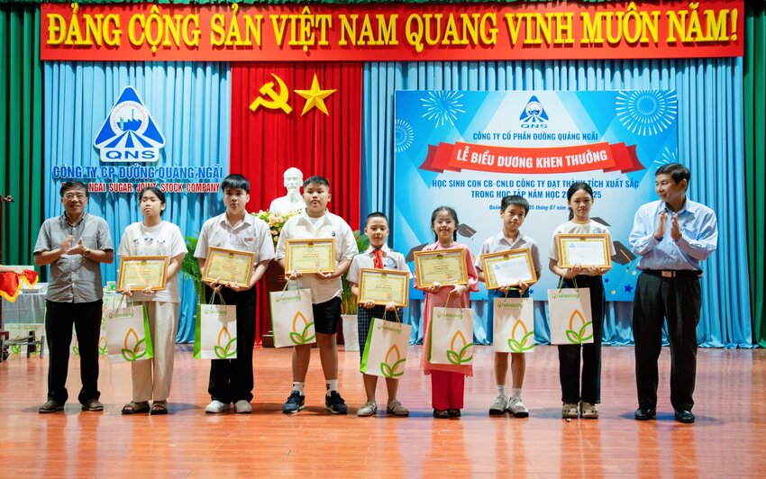 Quang Ngai Duong Joint Stock Companyの従業員である国家優秀学生賞を受賞した生徒に表彰状を授与。写真:Quoc Chinh